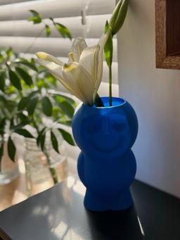 Boy in Love Vase - 3D Printed Happy Face Vase - Unique Ribbed Texture - Recycled Plastic Home Decor - Housewarming Gift 12